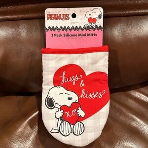Peanuts Snoopy XOXO Valentine's Day Hugs & Kisses 2 Pack Oven Mitts BRAND NEW!!